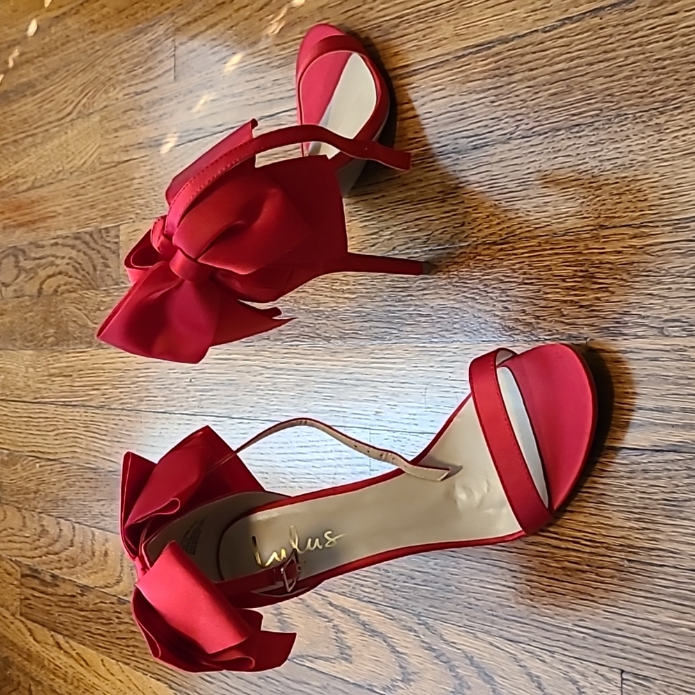 Size 10- Red high heels with bow detail